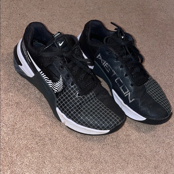 Nike Black and White Training Shoes - Picture 2 of 6